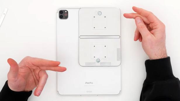 iPhone Fold Dummy im Größenvergleich mti einem iPad Pro