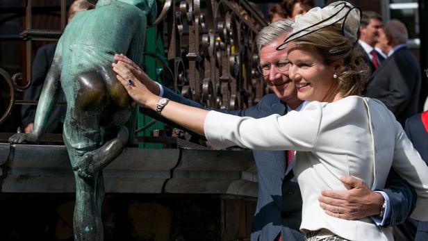 Das belgische Königspaar holt sich ein Jahr Glück, in dem es der Maca-Statue auf den Hintern greift.