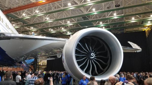 GE9X beim Rollout der Boeing 777X im Hangar