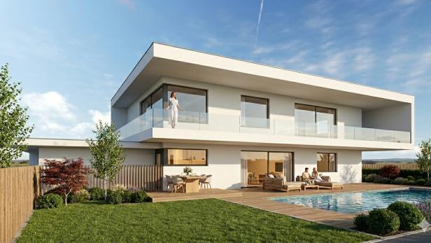 Großzügiges Wohnhaus mit Glasbalkon, Gartenanlage und Pool, mehrere Personen entspannen im Außenbereich