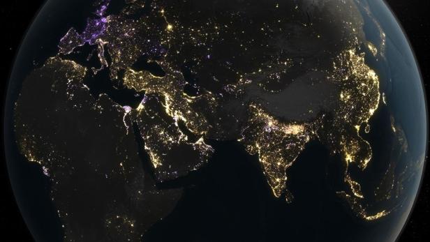 Die Erde bei Nacht wird immer stärker durch künstliches Licht erhellt