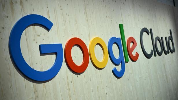 Google Cloud Logo auf einer Wand