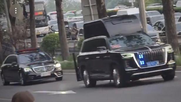 Ein modifizierter Hongqi-SUV in Trumps Fahrzeugkolonne.
