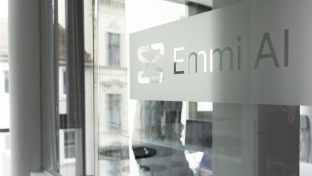 Glastüre mit Emmi AI Beschriftung