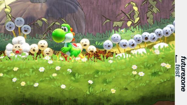 Der grüne Saurier Yoshi geht auf der Wiese spazieren