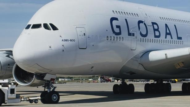 Ein A380 mit der Aufschrift "Global" steht auf dem Rollfeld