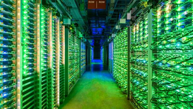 grüne Lichter blinken in einem Datencenter von Google.