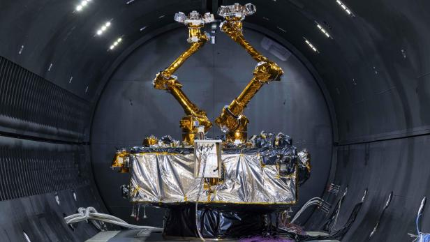 Der Satellit soll andere Satelliten mithilfe von 2 Roboterarmen betanken