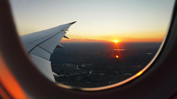 Ein Blick aus dem Fenster eines Flugzeugs