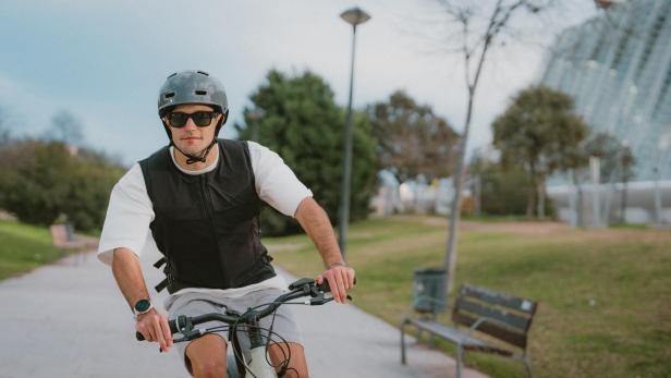 Die Airbag-Weste schützt auf dem Fahrrad und Roller