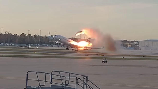 Das Triebwerk löst sich von dem Flugzeug und die 3 Piloten starben.
