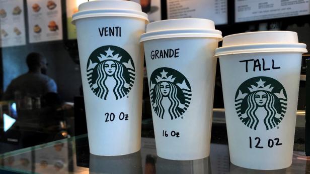 3 Starbucks-Becher in verschiedenen Größen.