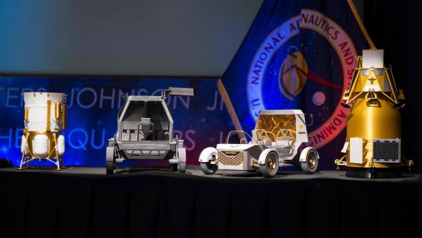 Modelle des Blue Origin Mark 1 Lunar Lnader, des Astrolab Crewed Lunar Rover, des Lunar Outpost Pegasus Rover und des Firefly Elyra Dark Orbiter, bei einer NASA-Präsentation am 26. April 2026.