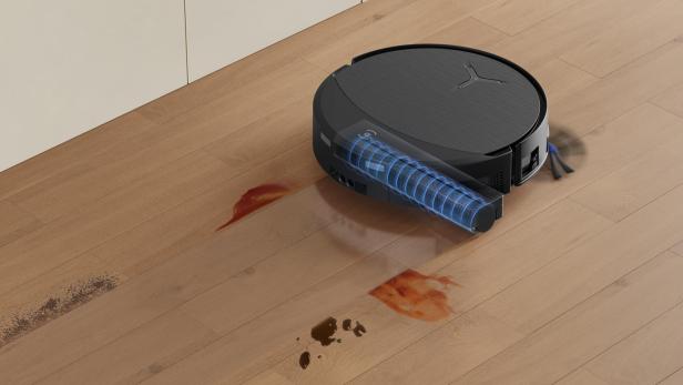 Ein Roboter säubert einen Parkettboden 