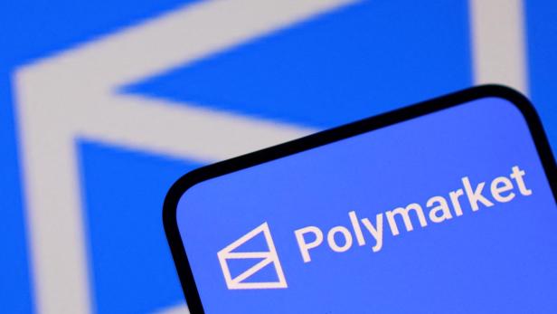 Das Polymarket-Logo und der Schriftzug erscheinen auf einem Smartphone-Bildschirm vor blauem Hintergrund.