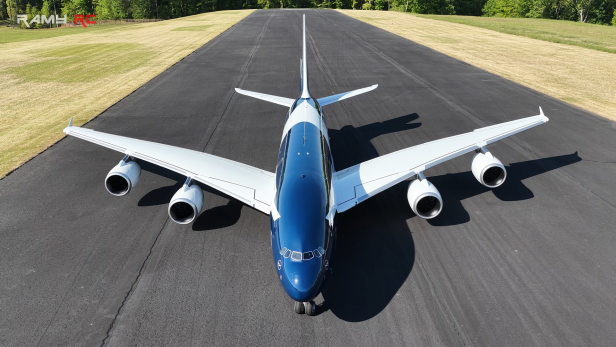 Das riesige A380-Modell von Ramy RC im Lufthansa-Jubiläumsdesign steht auf einer Startbahn des Privatgeländes von Tyler Perry in Atlanta.