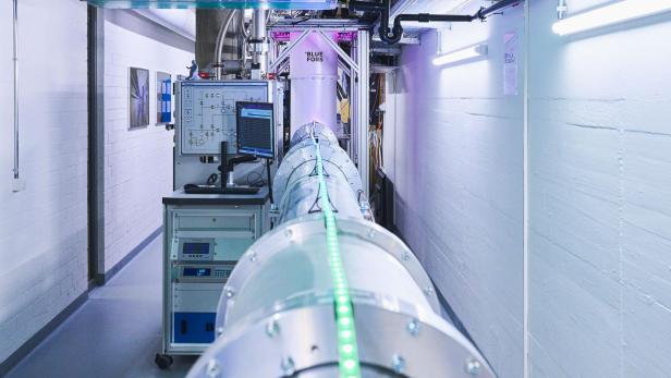 Die 30 Meter lange Verbindung zwischen zwei verschränkten Quantenchips. Das Experiment verstärkt fehlerhaften Zufall zu zertifiziert perfekten Zufallszahlen.