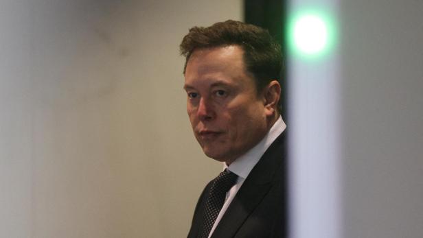 Elon Musk in einem Anzug.