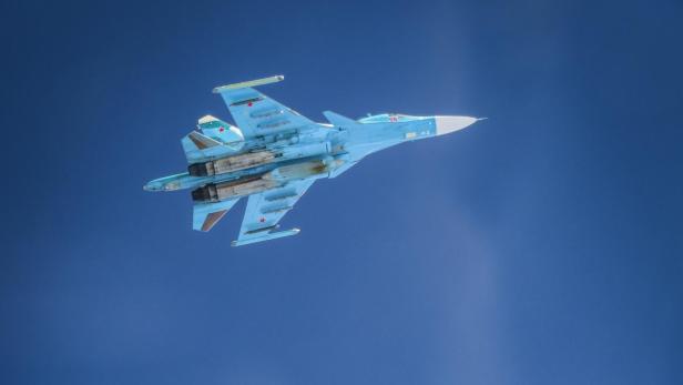 Ein russisches und ein französisches Kampfflugzeug fliegen nahe beieinander am Himmel.