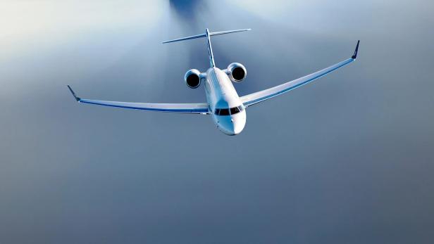 Bombardier Global 800 in der Luft Frontalansicht