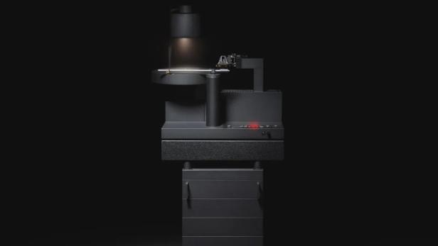 Die Vinyl-Schneidemaschine vor schwarzem Hintergrund