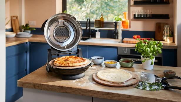 Kenwood Pizzaofen mit fertiger Pizza und Teig