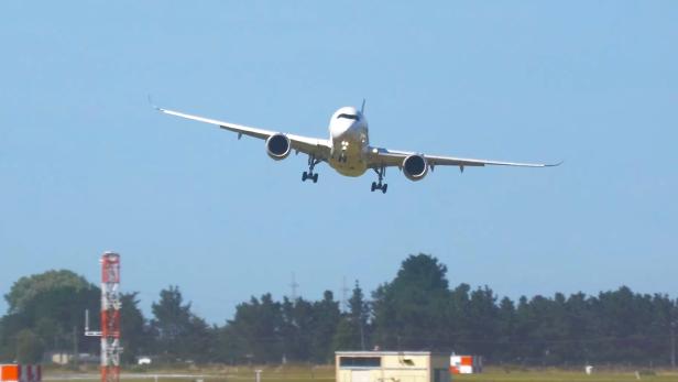 Airbus A350 im Landeanflug mit deutlicher Schräglage bei starkem Seitenwind.