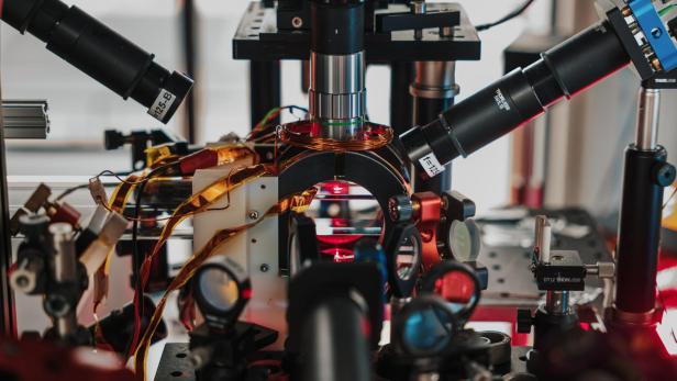Mit Rubidium-Atomen wird in dieser Glaszelle der erste Schritt zu einem Mini-Universum getan