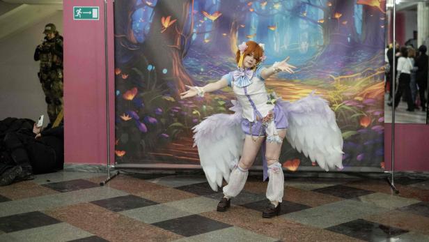 Cosplayerin vor buntem Hintergrund. (Symbolbild)