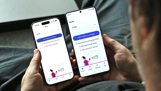 Person hält zwei Smartphones mit derselben App auf dem Bildschirm.