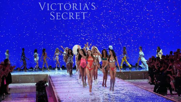 Gut vor Gelsen geschützt am Laufsteg: Victoria&#039;s-Secret-Models