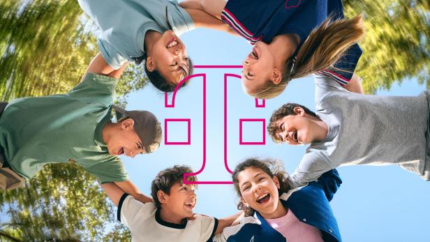 Sechs Kinder vor dem Telekom-Zeichen 