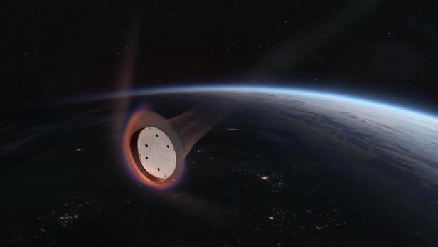 Die SpaceX-Kapsel Starfall tritt glühend in die Erdatmosphäre über der Erde ein.