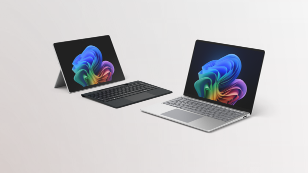 Ein Surface Tablet mit abnehmbarer Tastatur und ein Surface Laptop stehen nebeneinander