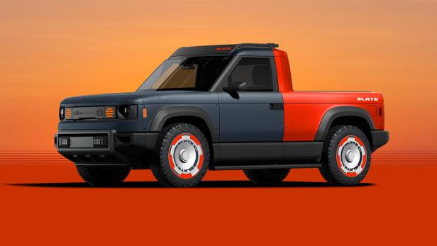 Der Slate-Elektro-Pick-up in Zweifarblackierung zeigt den kantigen Retro-Look mit kurzer Ladefläche.