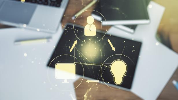 Symbolische Recruiting-Grafik mit Laptop, Profil-Icons und Vernetzung.