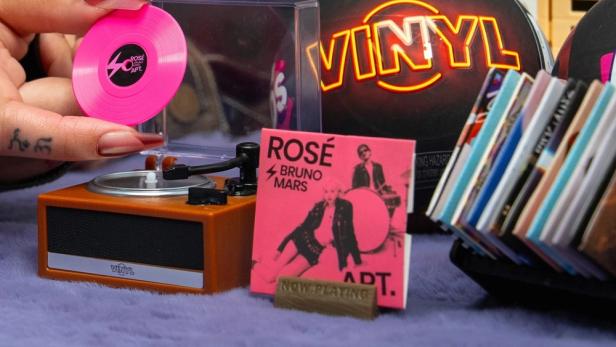 „Mini Brands Really Works Vinyl“ eine Weltneuheit, die echte Musik im Miniaturformat wiedergeben kann.