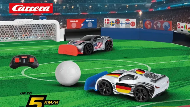 Carrera-Spielzeugautos auf grünem Spielfeld mit Fernsteuerung und Altersangabe 6+.