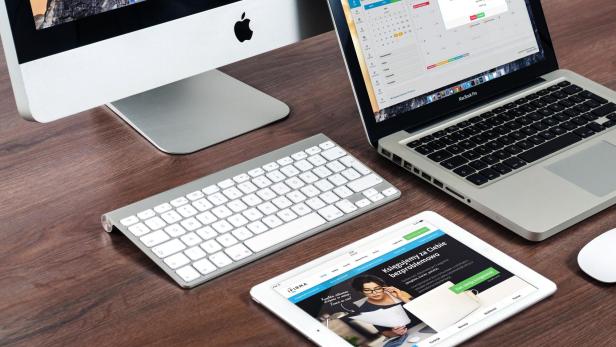 iMac, MacBook und iPad am Schreibtisch