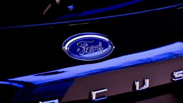 Ford-Logo an einem Fahrzeugheck.