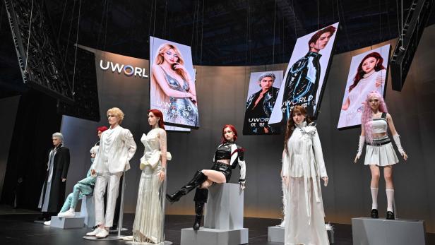 Mehrere humanoide Schaufensterpuppen in futuristischen Outfits stehen auf Podesten vor großen UWORLD-Porträts.
