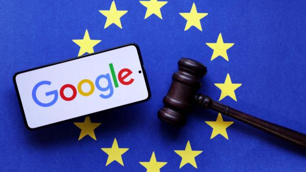 FILE PHOTO: Illustration shows Google logo, EU flag and Judge gavel