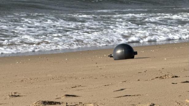 Das Metallobjekt am Strand.
