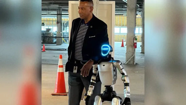 Sheriff Bobby F. Kimbrough mit Roboter