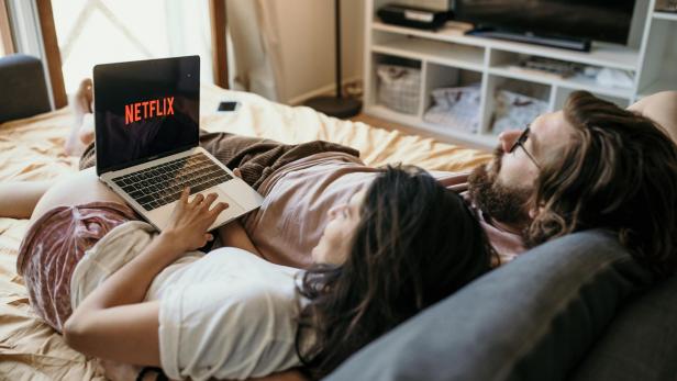 Ein Paar schaut Netflix