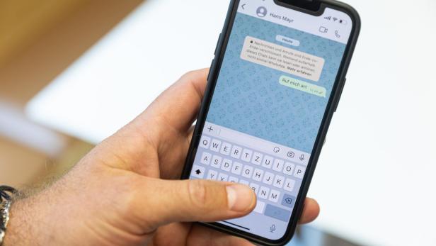 Handy mit WhatsApp-Chat