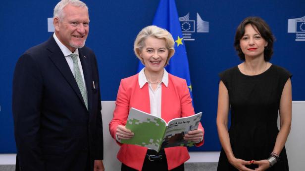 3 Personen stehen vor einer EU-Flagge: Jörg M. Fegert, Ursula von der Leyen und Maria Melchior (französisches Institut für Gesundheit und medizinische Forschung)