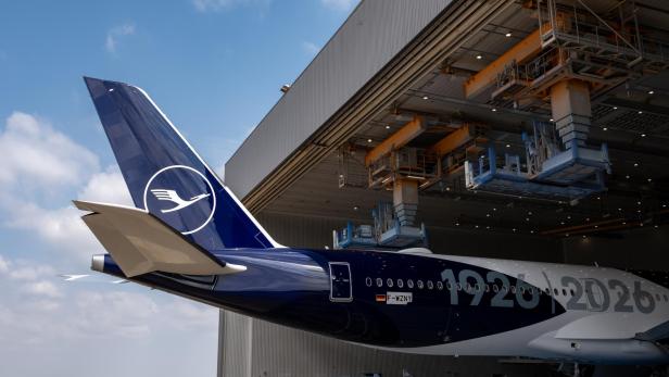 Heck eines lackierten Lufthansa-Airbus A350 vor der Werfthalle.