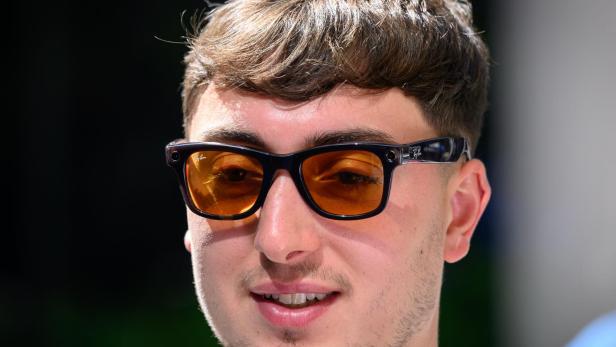 Mann mit Smart Glasses von Meta. (Symbolbild)