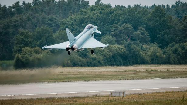 Eurofighter steigt über einer Startbahn in die Luft.